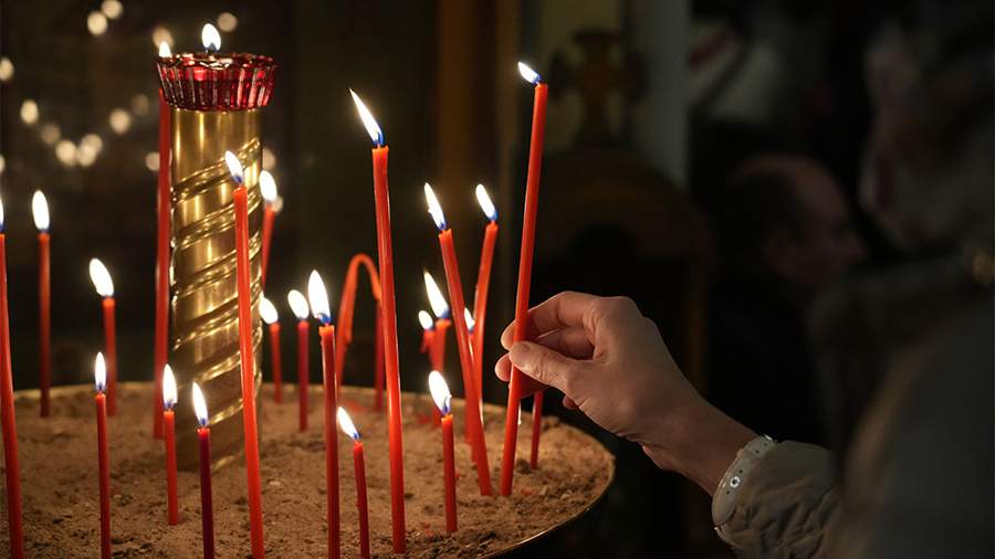 Восковые церковные свечи: можно ли зажигать дома, почему трещат и коптят, куда деть огарок